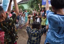 Relawan Pertamina Peduli Gelar Trauma Healing Bagi Pengungsi di Posko Utama Desa Mekarsari